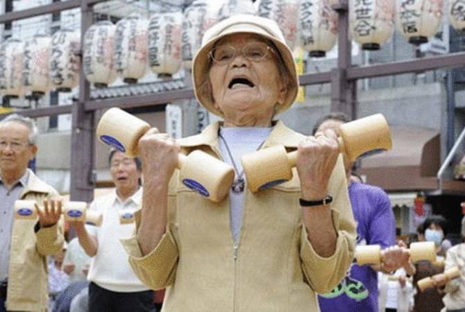 Количество жителей Японии старше 100 лет впервые превысило 90 тысяч