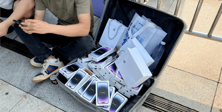 В Китае спекулянты продают iPhone 14 почти в 2 раза дороже прямо перед магазинами Apple