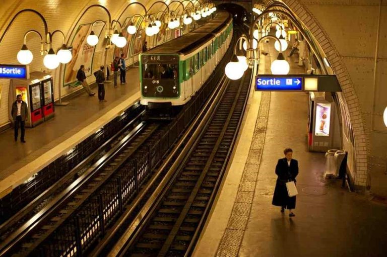 В Париже станцию метро временно переименовали в честь королевы Елизаветы II
