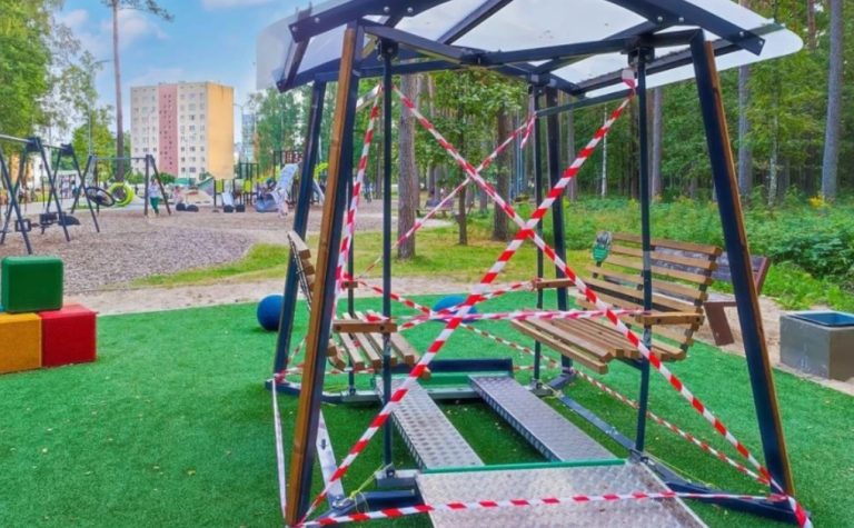 Спустя неделю после установки качели для детей-колясочников в Олайне сломали