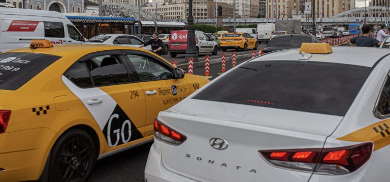 Такси вызывали? Из-за фейковых заказов в Москве образовалась пробка из такси
