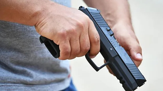 В Кутаиси грабитель захватил заложников в банке и потребовал два миллиона долларов