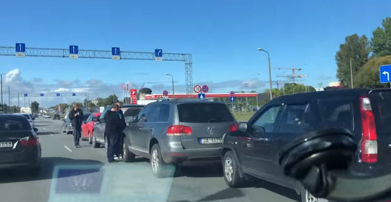 Шесть в ряд: на улице Краста в Риге произошла «суперавария»
