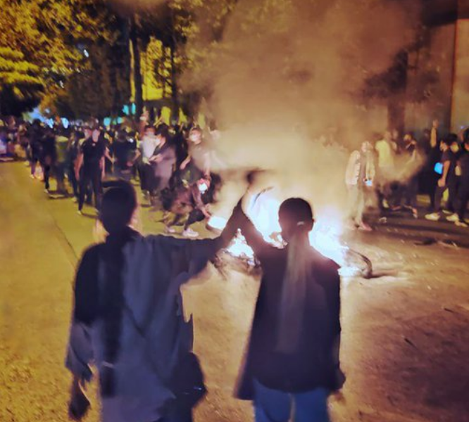 В Иране продолжаются протесты — женщины жгут хиджабы и отрезают себе волосы