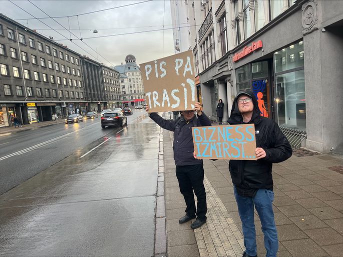 Около 30 человек вышли на пикет в Риге против непривлекательности улицы Бривибас
