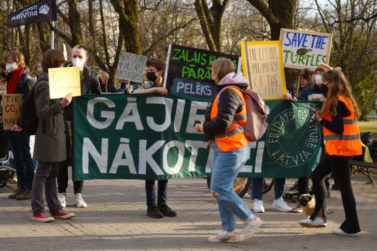 Мы против климатического кризиса — экоактивисты проводят акцию у Дома конгрессов
