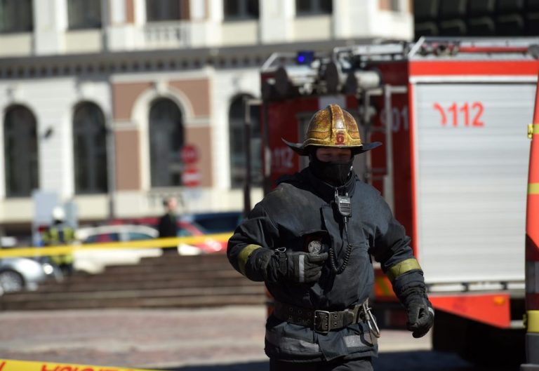 Спасатели в Риге помогли вытащить пострадавшего из разбитого автомобиля