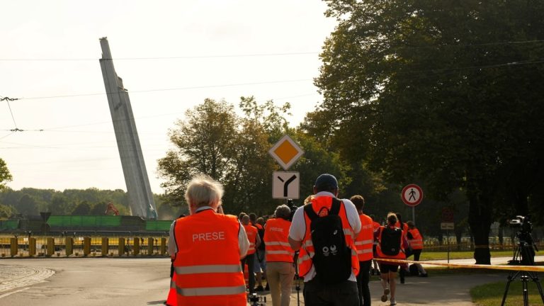 Пожертвованные 268 000 евро на снос памятника в Пардаугаве будут переданы Рижской думе