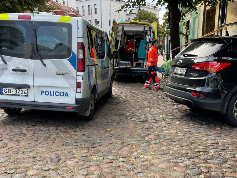 Студентка лиепайского техникума с ножом напала на педагога: пострадавшая попала в реанимацию (ДОПОЛНЕНО)