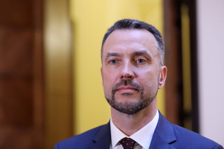 «Ситуация может очень быстро обостриться»: Эклонс прокомментировал введение ЧС на границе Латвии