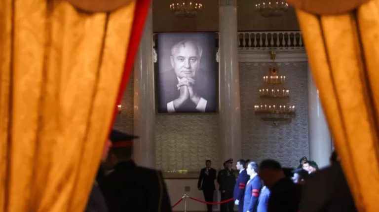 В Москве тысячи людей пришли проститься с Михаилом Горбачевым