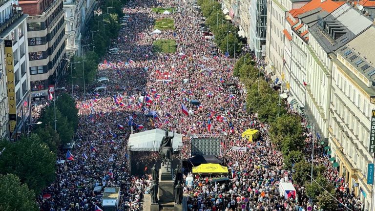Десятки тысяч чехов протестуют из-за резкого роста цен