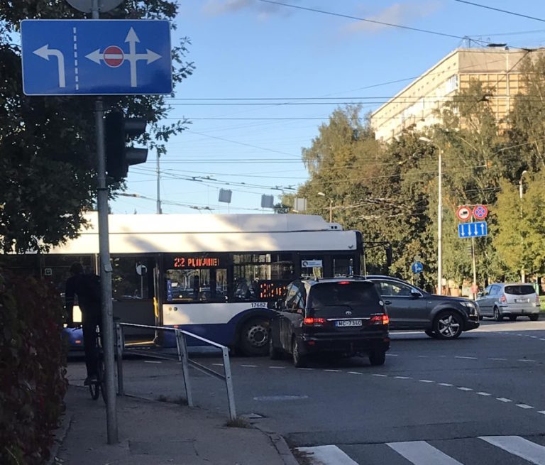 В Пурвциемсе произошло ДТП с троллейбусом