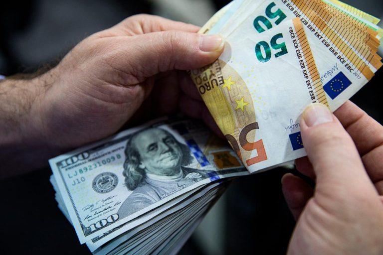 Евро снизился к доллару до 20-летнего минимума