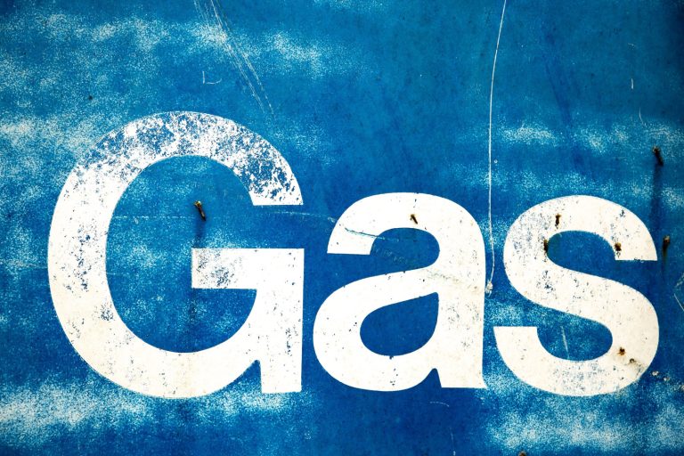 У Еврокомиссии есть два варианта ограничения цены на российский газ – критики скептичны к обоим