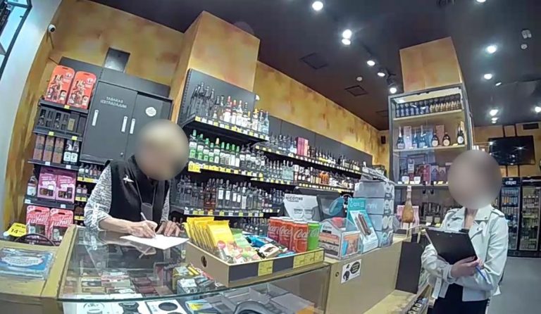 Два магазина провалили «контрольную закупку» и продали алкоголь несовершеннолетней