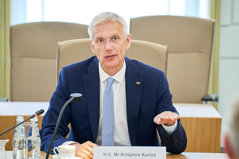 Кариньш признал, что государству придется установить потолок цен