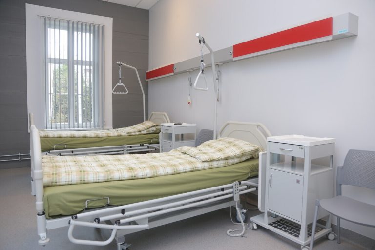 За сутки в Латвии выявлено 893 случая COVID, скончались два человека