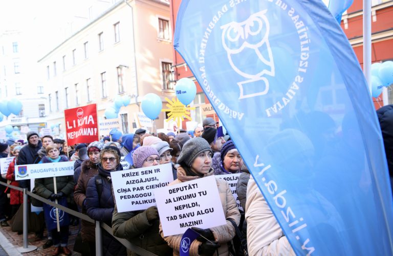 В бессрочной забастовке на данный момент готовы участвовать почти 20 000 учителей
