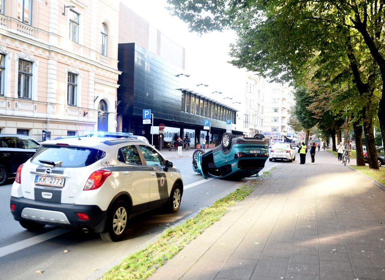 В центре Риги перевернулся каршеринговый автомобиль CityBee