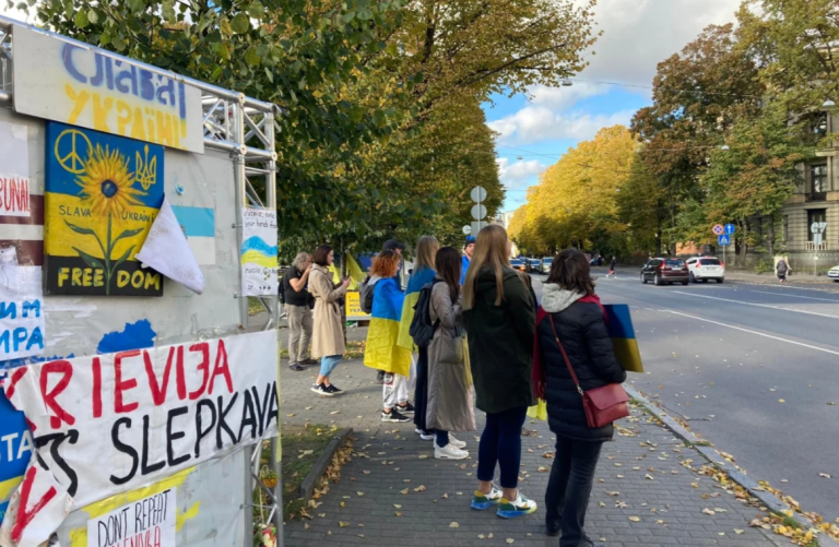 У посольства России в Риге активисты поют гимн Украины