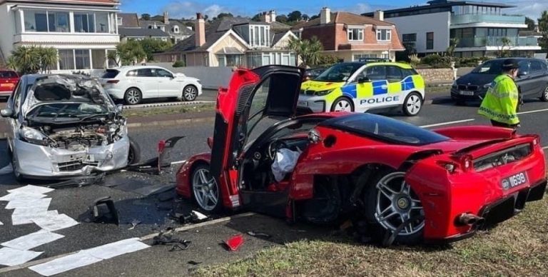 Работник автосалона по пути к покупателю разбил суперкар Ferrari Enzo за $3 миллиона