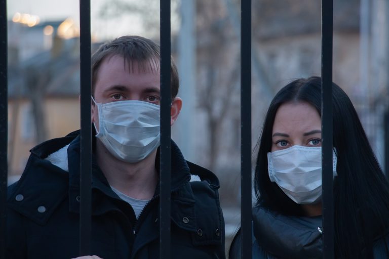 Названы страны, где до сих пор действуют COVID-ограничения