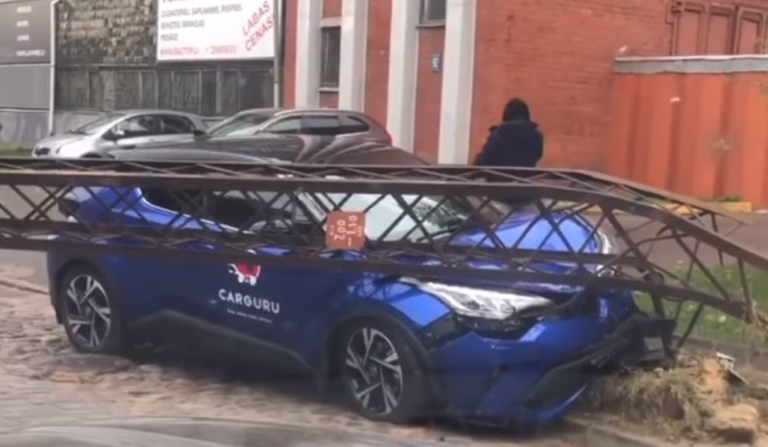 В результате ДТП на машину каршеринга на улице Матиса упал столб