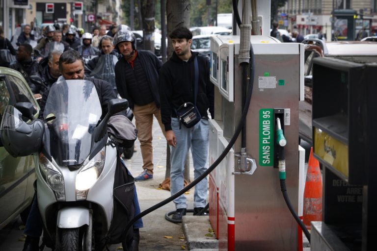 Забастовка нефтяников во Франции привела к острой нехватке топлива