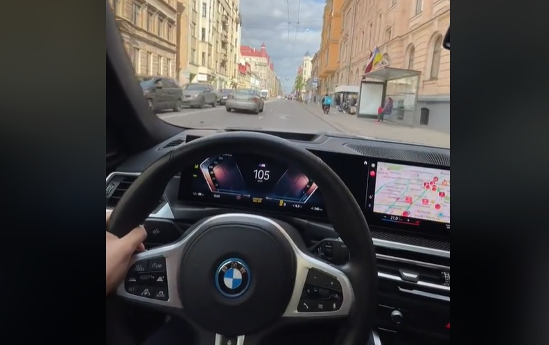 Водитель BMW опубликовал видео, как мчится по центру Риги на скорости 105 км/ч