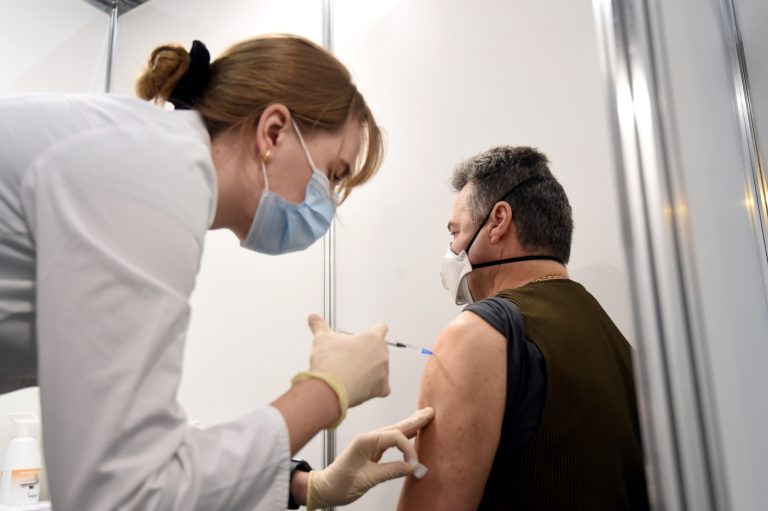 Пожилым латвийцам разошлют смс с призывом вакцинироваться от COVID и гриппа