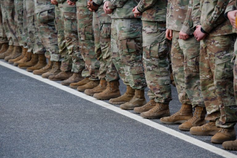 Омбудсмен указывает на недостатки закона об обязательной военной службе — риски нарушения прав человека