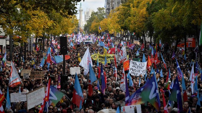 Тысячи человек вышли в Париже с протестом против высоких цен. Не обошлось без стычек с полицией