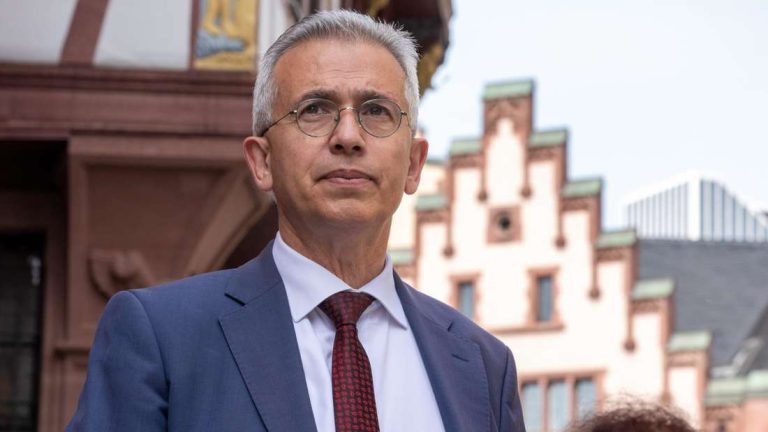Мэра финансового центра Германии судят за коррупцию
