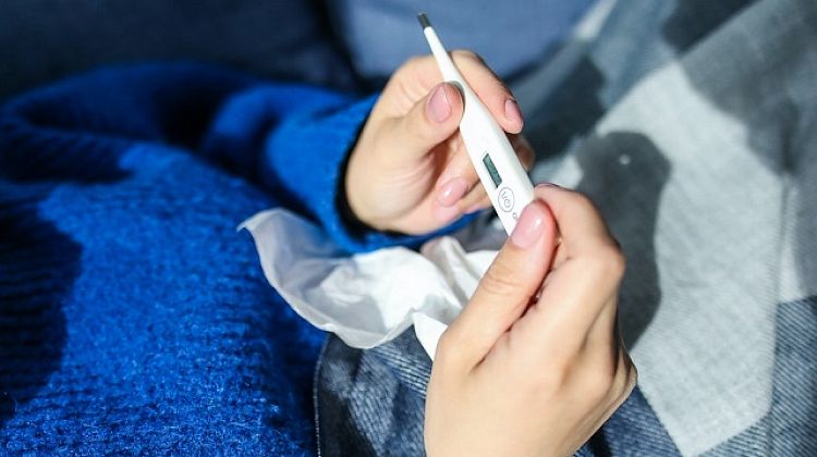 В среду в Латвии выявлено 822 новых случая COVID-19, скончался один человек