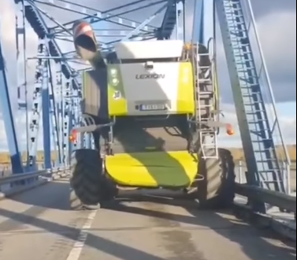 Комбайнер застрял на мосту через Лиелупе и покинул место ДТП