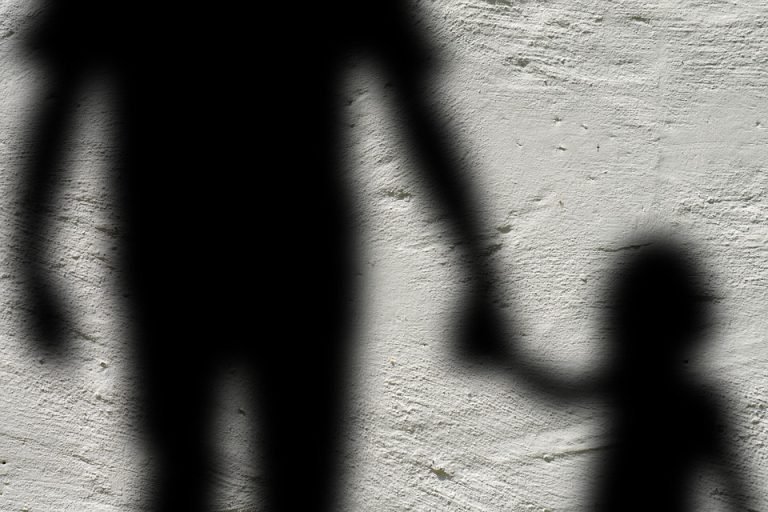 Житель Риги насиловал свою дочь и требовал от нее интимные фото и видео