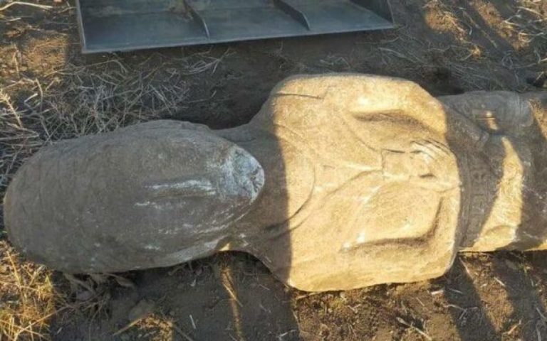 Фермер из Кыргызстана случайно нашел в земле статую VI века