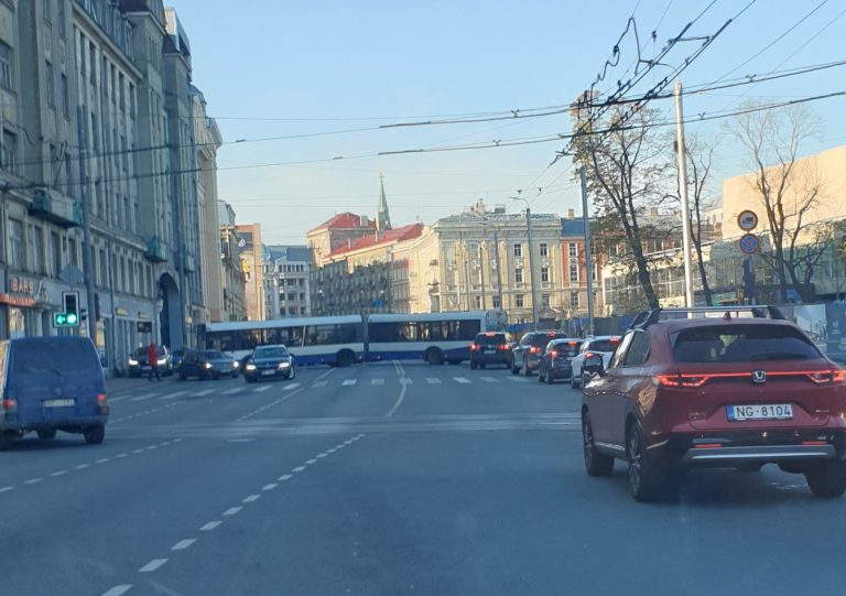 Автобус Rīgas satiksme заблокировал движение возле театра Дайлес