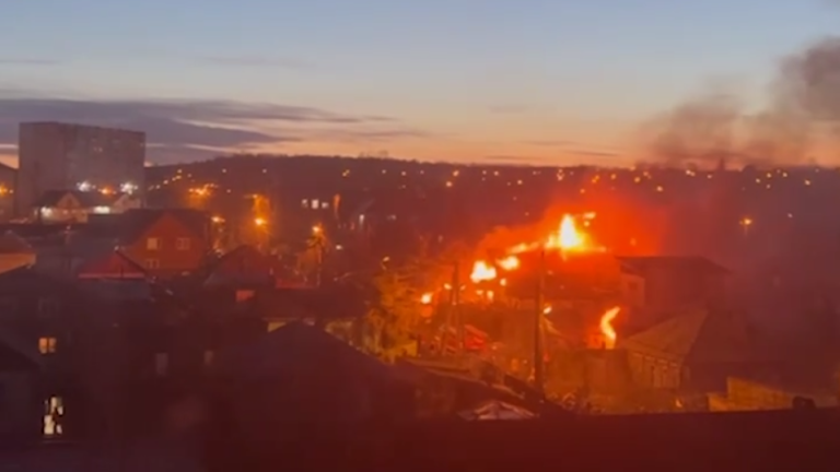 В России истребитель «Сухой» упал на жилой дом