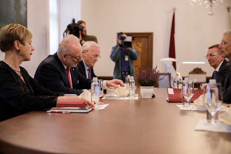 Кариньш объявил президенту о трехпартийной коалиции