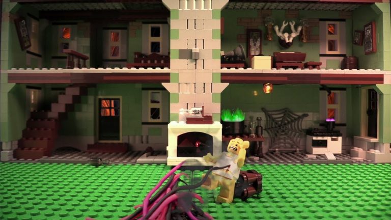 В честь Хэллоуина Lego создала компьютер в виде дома с привидениями
