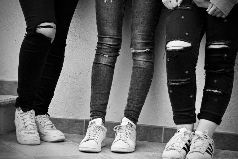 Из торгового центра в Риге госпитализированы три сильно пьяных 13-летних девочки