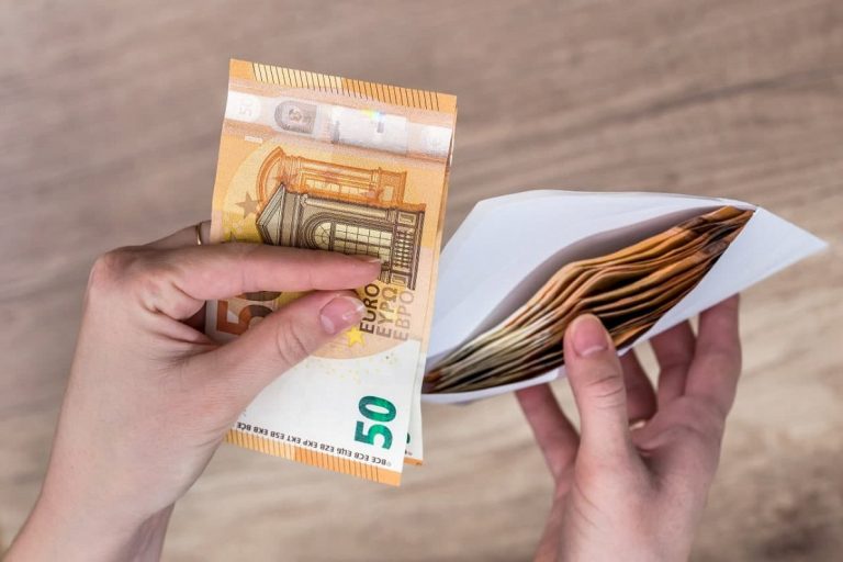 Сейм принял решение о подъеме минимальной заработной платы