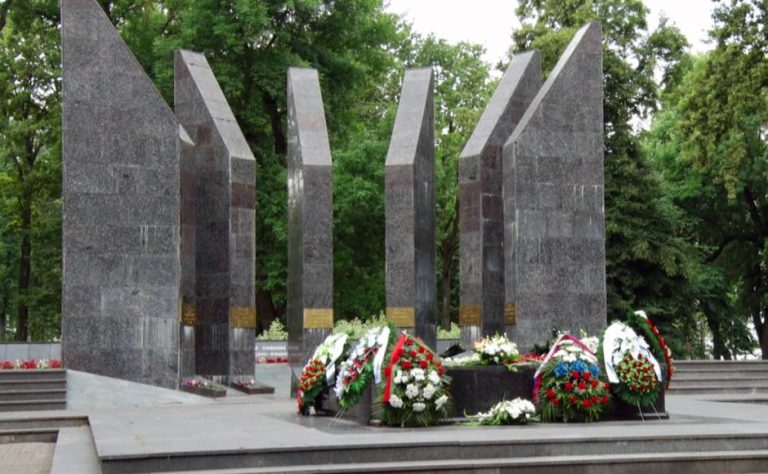 Госполиция ограничит доступ к советским памятникам в Даугавпилсе