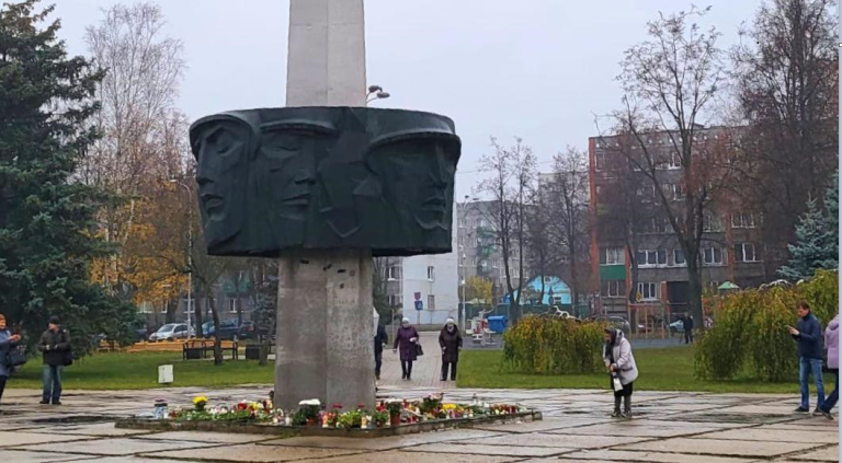 Жители Даугавпилса несут цветы и свечи к памятникам, которые вскоре снесут
