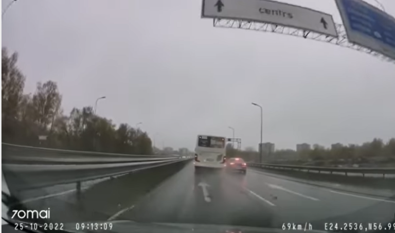 Безрассудное поведение водителя автобуса чуть не привело к аварии