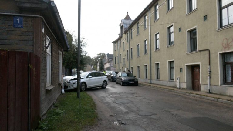 В Агенскалнсе машина врезалась в дом — дорога слишком скользкая