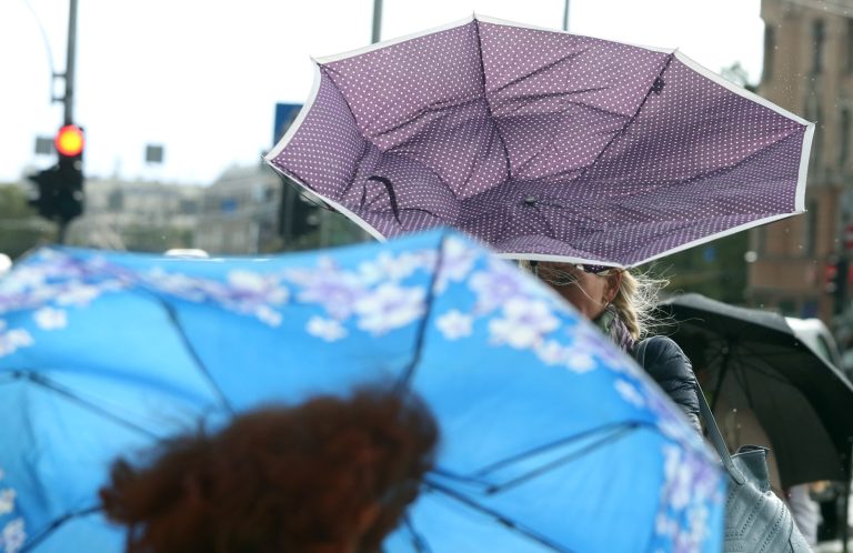 Объявлено предупреждение о сильном дожде на востоке Латвии и о ветре в Риге