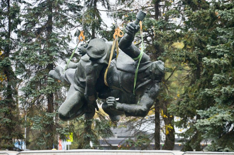 Служба безопасности проверяет высказывания активистки РСЛ о демонтаже советского памятника в Лиепае